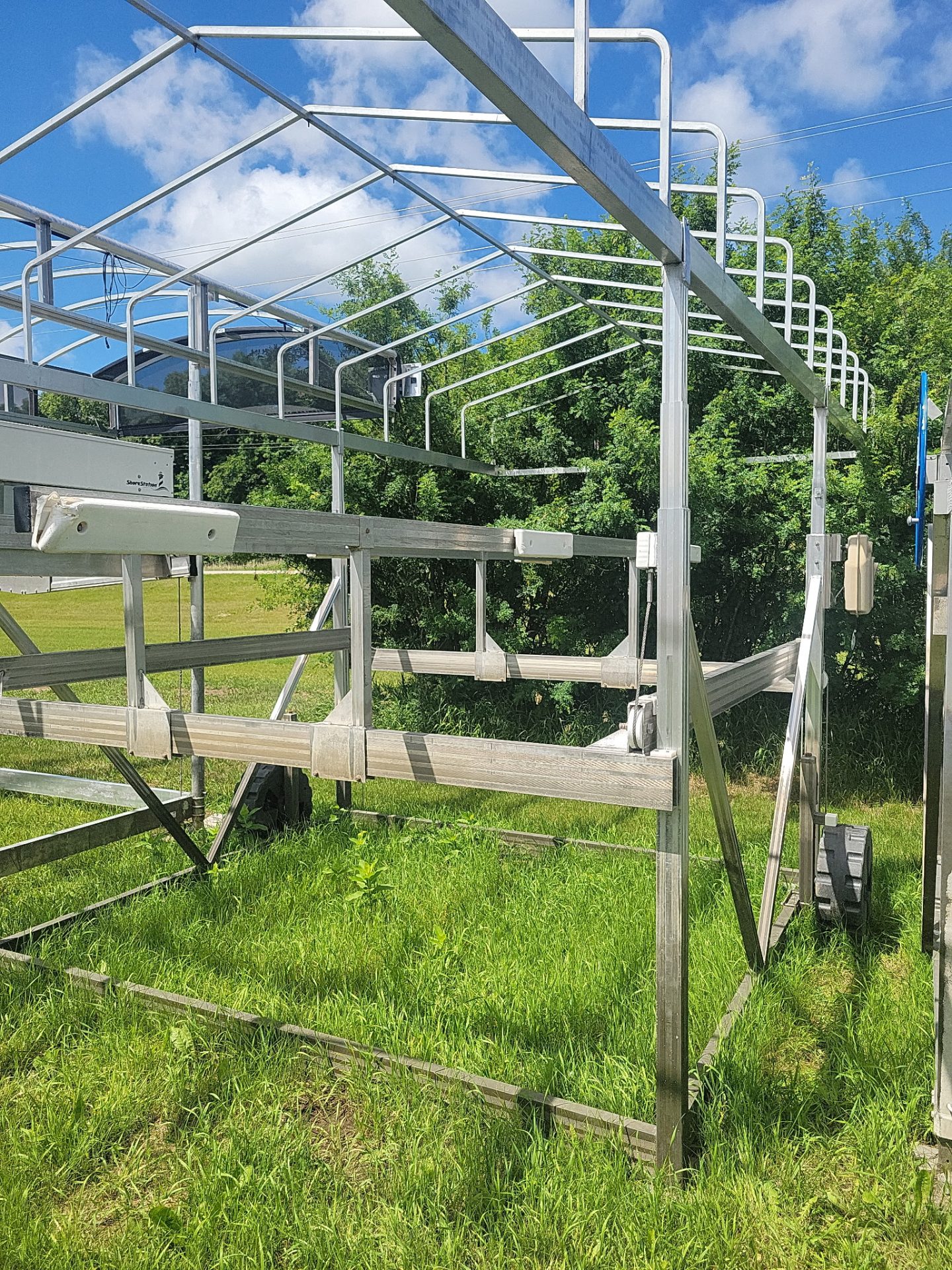 Beach King Vertical Pontoon Lift (#1913) - Image 6